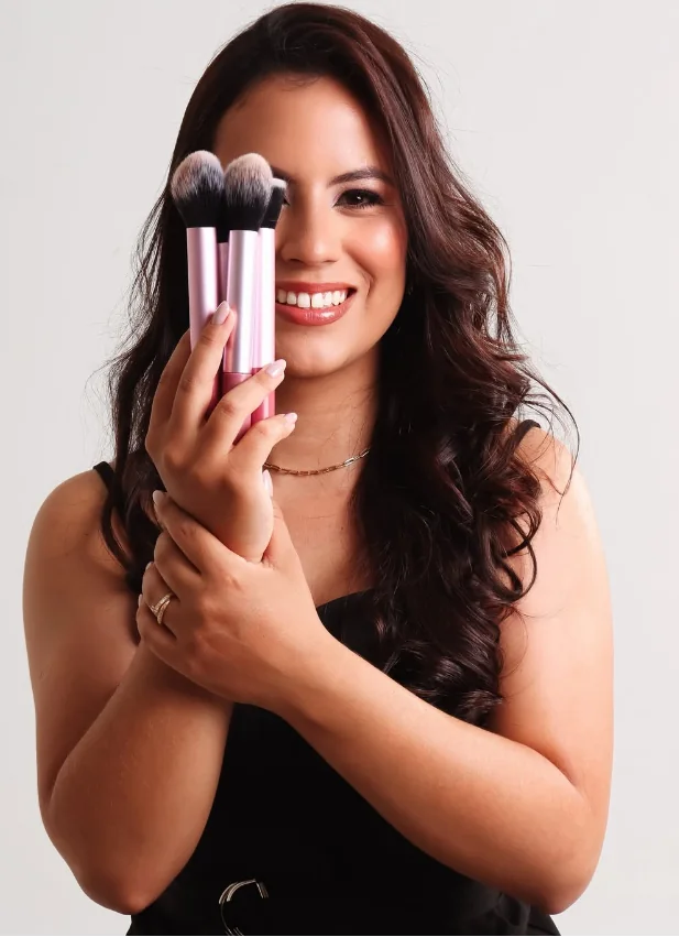 Karoline, maquiadora e cofundadora da Lumina Beauty