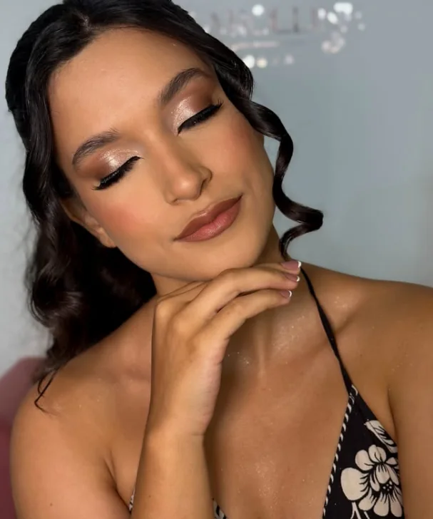 Maquiagem sofisticada com olhos fechados