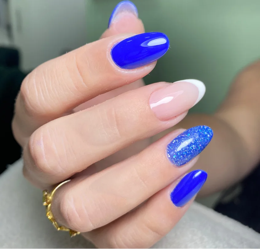 Nail art azul com brilho e francesinha